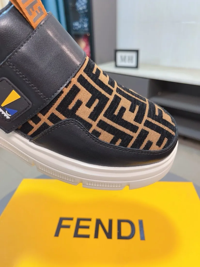 Men's shoes 💰400🌹🌹[FENDI] Fendi's classic and comfortable men's shoes, this complex sneaker is made of soft calfskin➕genuine leather lining➕original ultra-light rubber material with rough outsole. This unique light style is suitable for the casual and refined sensibility of this season. It is comfortable and natural on the feet. It is an everyday style for casual travel in autumn and winter! 38/44